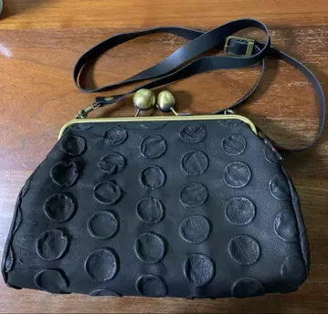 도트 패턴 가죽 가마구치 숄더백