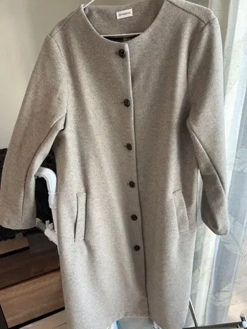 베이지색 롱 코트 버튼 포함