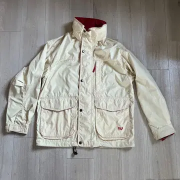 크림색 마운틴 후드티 빨간색 악센트