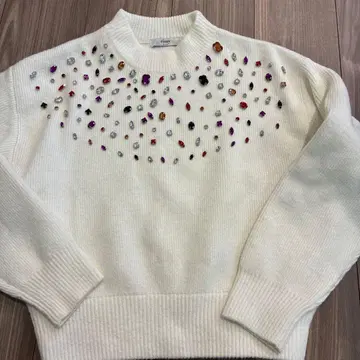 eimy 비쥬 장식 화이트 니트 스웨터