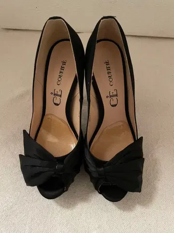 COURIPIE 블랙 새틴 리본 오픈토 하이힐