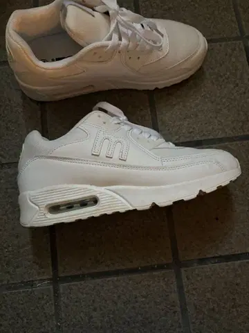 화이트 에어쿠션 스니커즈