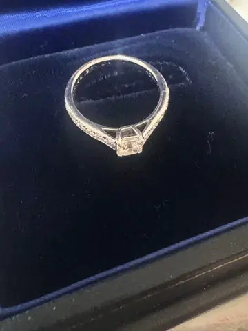 로얄 애셔 컷 다이아몬드 반지