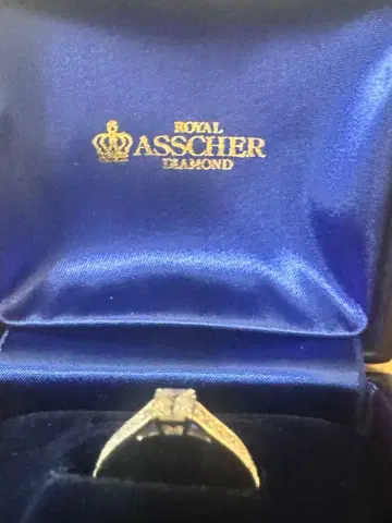 로얄 애셔 컷 다이아몬드 반지