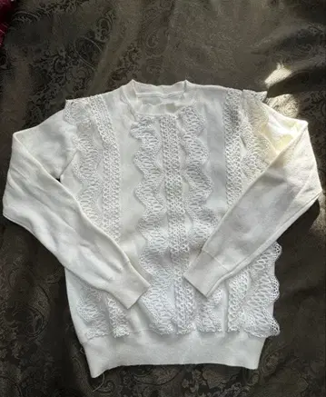 [ 미사용 새상품 ] 화이트 레이스 장식 긴팔 니트 스웨터