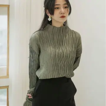 unemansion 유느맨션 플리츠 하프넥 블라우스 카키