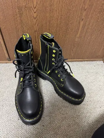 닥터마틴 JADON II STAR 8홀 부츠