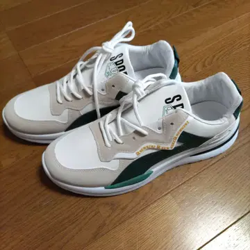 화이트/그린 스니커즈 로고