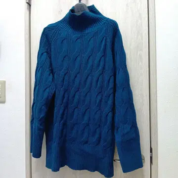 틸 케이블 니트 터틀넥 스웨터