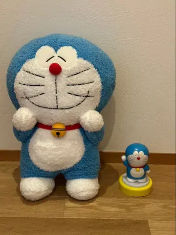 도라에몽 봉제 인형과 빛나는 피규어 세트