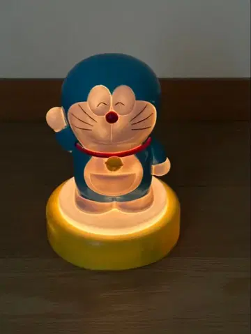 도라에몽 봉제 인형과 빛나는 피규어 세트