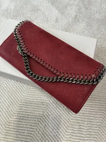 버건디 체인 장식 장지갑