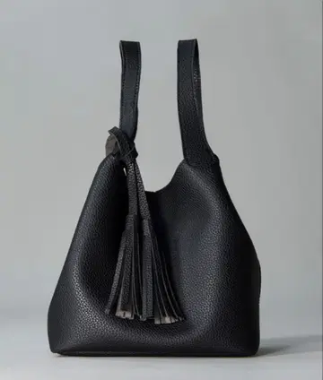 태슬 장식 블랙 핸드백 새상품
