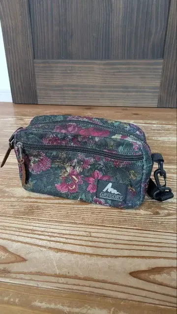 [ 새상품급 ] 그레고리 숄더백 M 가든 태피스트리 구 로고 꽃무늬