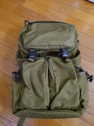 UNTRACK 올리브 그린 백팩