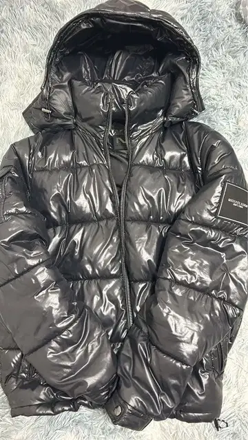 블랙 후드 부착 다운 자켓