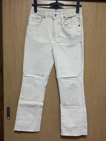 [ 새상품급 ] ZARA 화이트 플레어 데님 프린지 밑단 EUR36