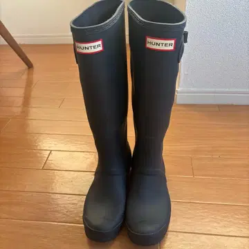 HUNTER 네이비 롱 부츠 버클 포함