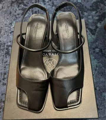 [ 새상품급 ] 애로우즈 디자인 샌들