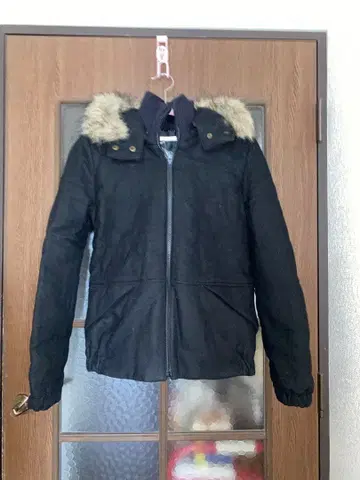 후드 부착 블랙 자켓