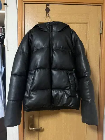 후드 부착 블랙 가죽풍 다운 자켓