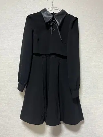 EATME 블랙 옷깃 가죽 원피스