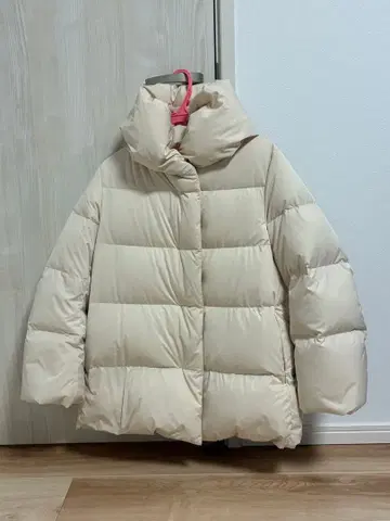 UNIQLO 화이트 계열 후드 부착 다운 자켓