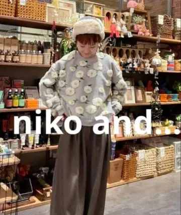 니코앤드 플라워 자수 풀오버 그레이 입체 플라워 맨투맨 니트