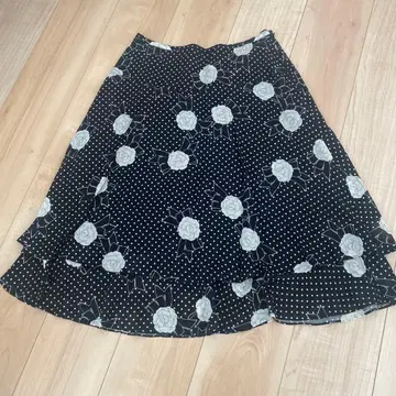 INGEBORG 로고, 도트 무늬 스커트