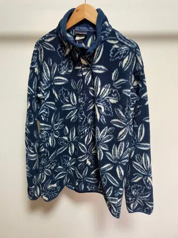 파타고니아 꽃무늬 스냅T