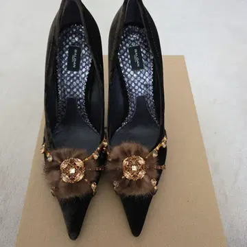 블랙 퍼와 비쥬 장식 하이힐