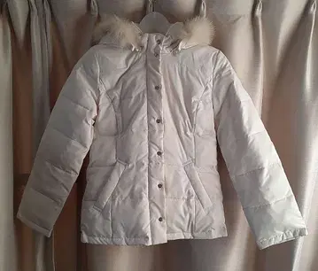 화이트 다운 자켓 후드 부착