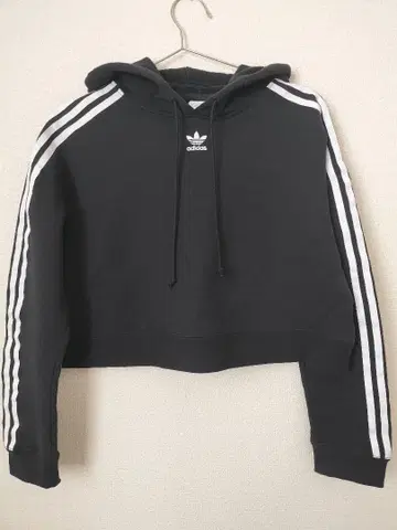 adidas 크롭 블랙 후드티 사이즈 M