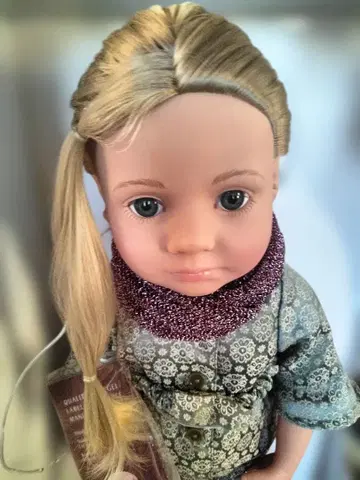 꽃무늬 드레스의 금발 인형