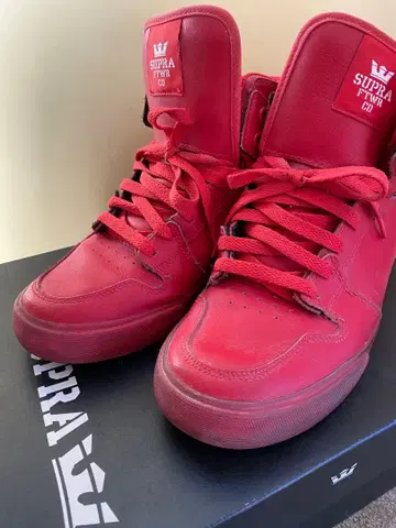 SUPRA 하이컷 스니커즈 올 레드