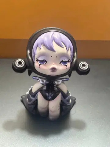 로봇풍 피규어 보라색과 블랙