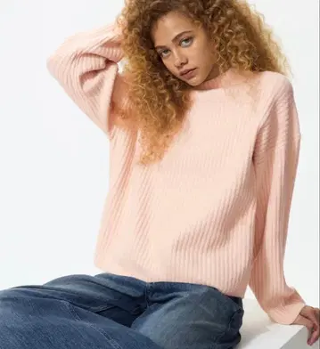 유니클로 수플레얀 모크넥 스웨터 핑크