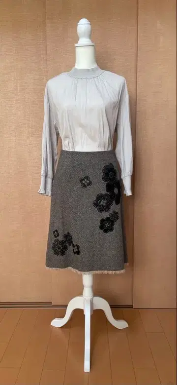 꽃무늬 자수 차콜 미디 스커트