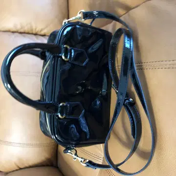 블랙 패턴트 레더 숄더백