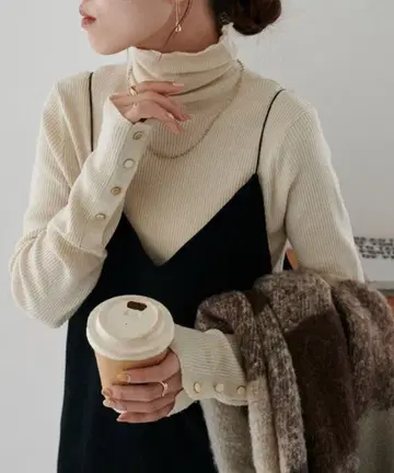 [택 포함] 디스코트 리브 소매 버튼 터틀넥 아이보리