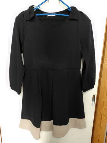 Rew de Rew 블랙과 베이지의 긴팔 무릎 기장 원피스