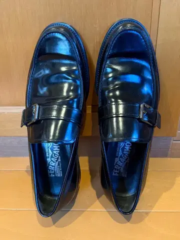 FERRAGAMO 블랙 가죽 로퍼