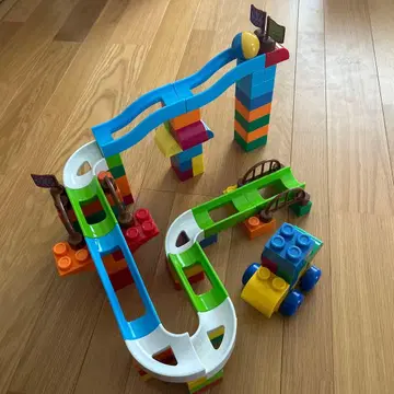 컬러풀한 블록과 레일 세트