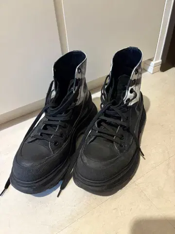 Alexander McQueen 블랙 하이컷 스니커즈