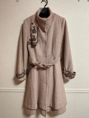 [구제 의류] 베이지 울 코트 자수 벨트 포함