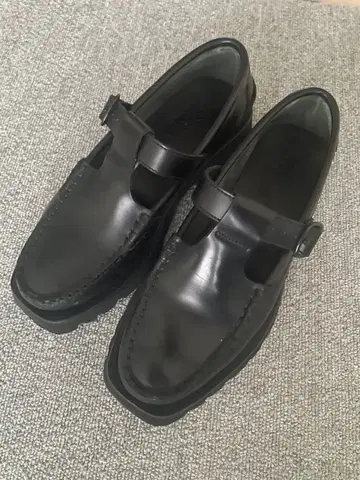 HEREU 블랙 가죽 통굽 로퍼