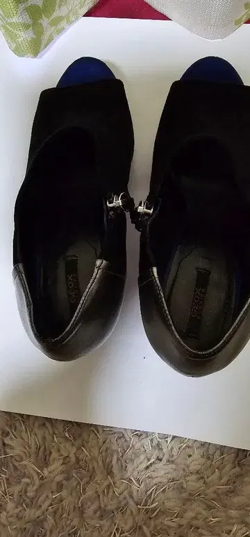 블랙과 파랑의 오픈토 펌프스