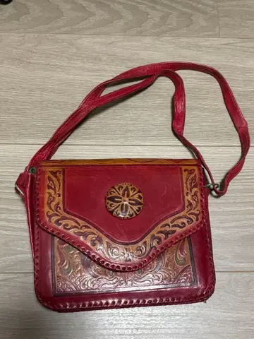 빈티지 카빙 가죽 숄더백 빨간색 민예품 레트로