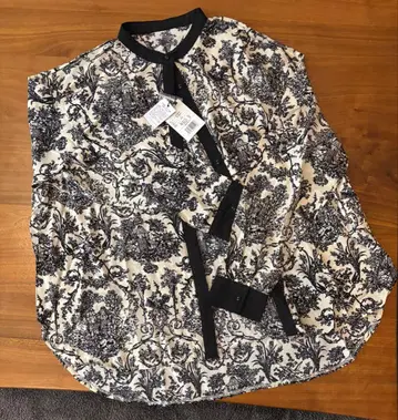 안티카 블랙 화이트 꽃무늬 긴팔 셔츠