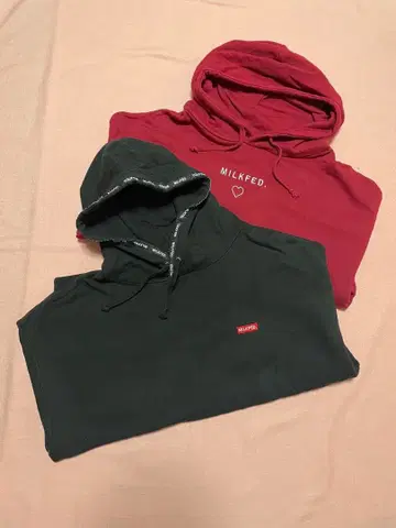 MILKFED. 블랙 후드티, 레드 후드티, 2종 세트